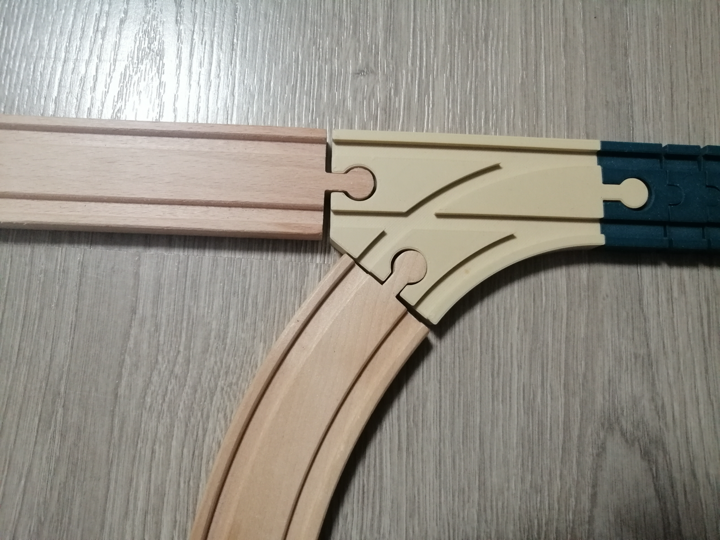 Gebogene 2-zu-1-Schiene (Ikea, Brio kompatibel)