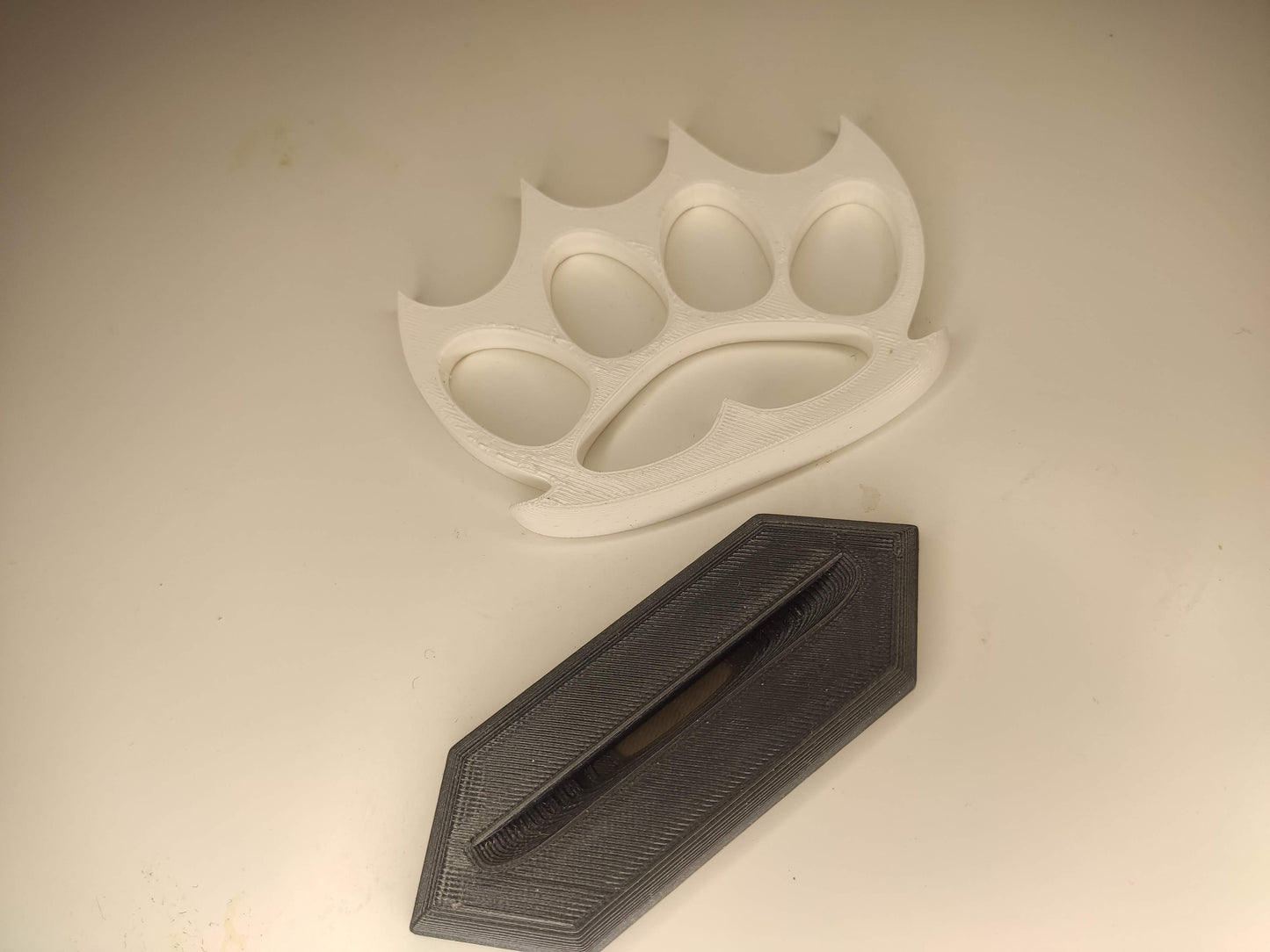 Knuckleduster With Claws Ring Holder